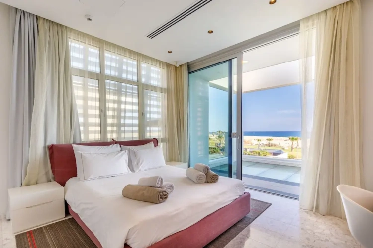 6 Bedrooms Villa
