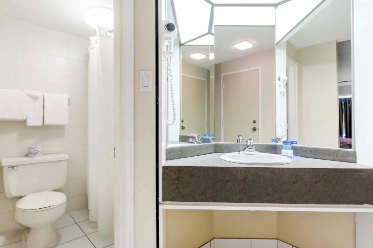Travelodge By Wyndham Trois-Rivieres photo 9