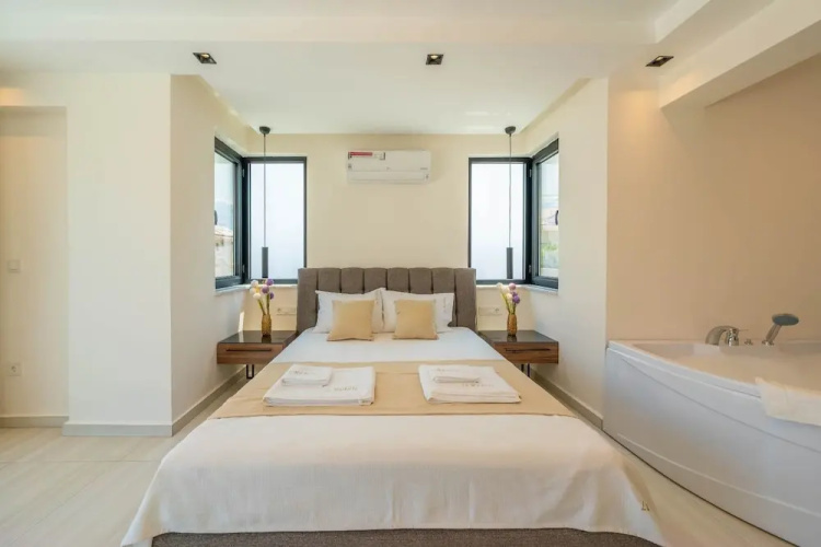 Luxury 4-bed Villa With Private Pool and Jacuzzi