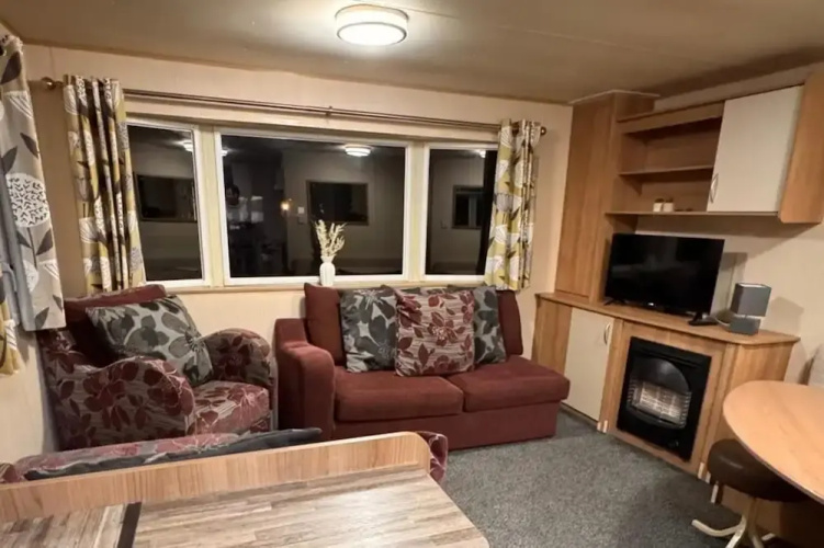 2 Bed Caravan - Sleeps 6 - Pet Friendly, Parking