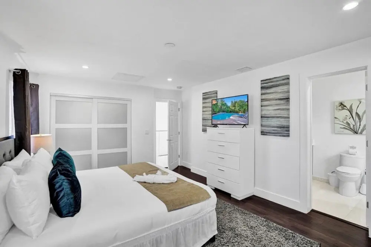 4BR Hollywood Beach Home with Pool
