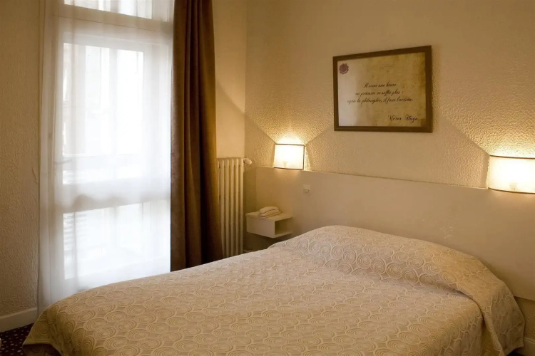 Ours Blanc - Place Victor Hugo