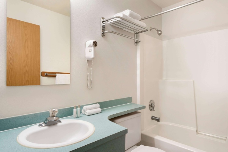 Travelodge By Wyndham Mcbride photo 9