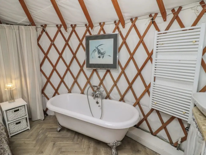 The Lakeside Yurt