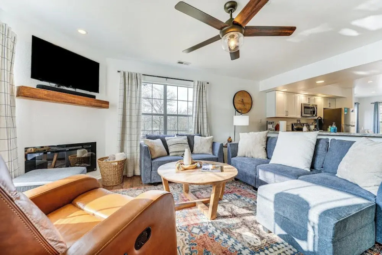 Sunroom, Fireplace: Lakefront Branson Condo