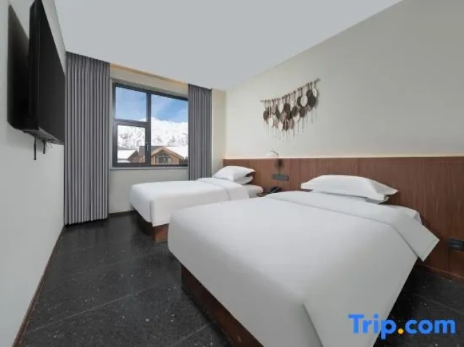Suite with courtyard view