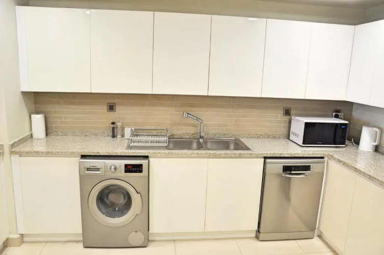 Spacious 4 bd and 2 bd apartments with amazing Sea view - Image 8