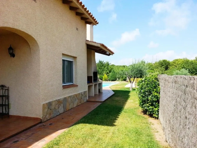 4 Bedrooms Cottage
