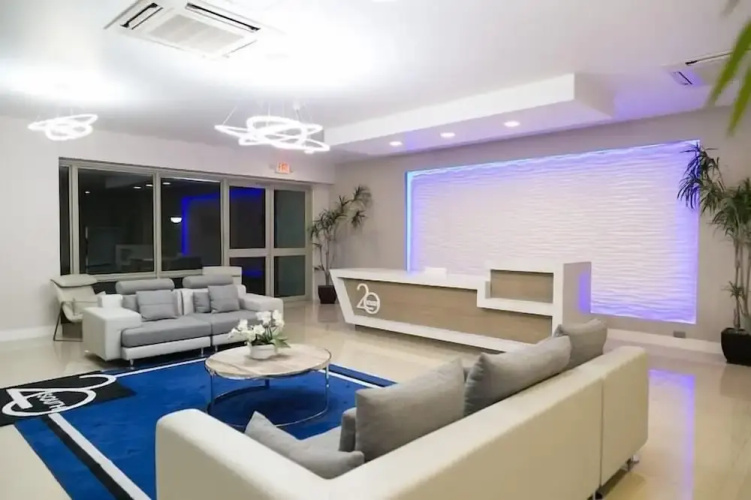 Apartment with roof top pool