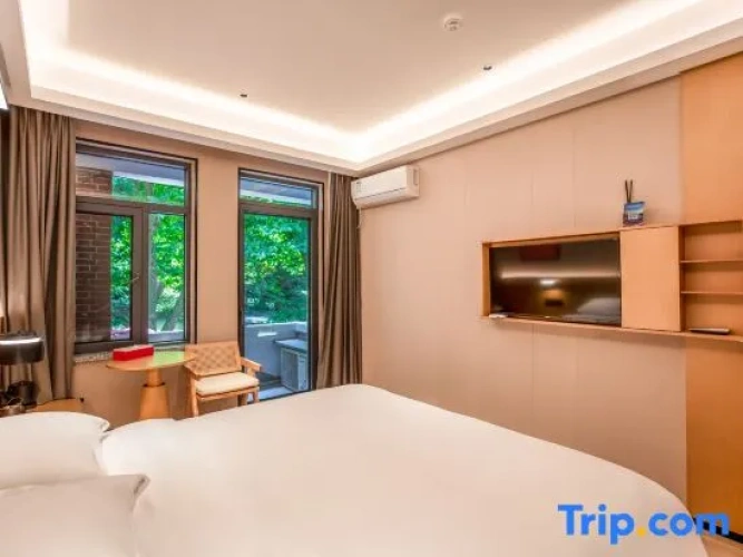 Standard Double room with street view
