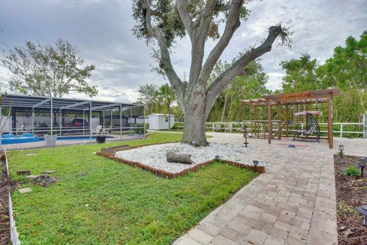 Convenient Sarasota Studio w/ Lush Backyard!
