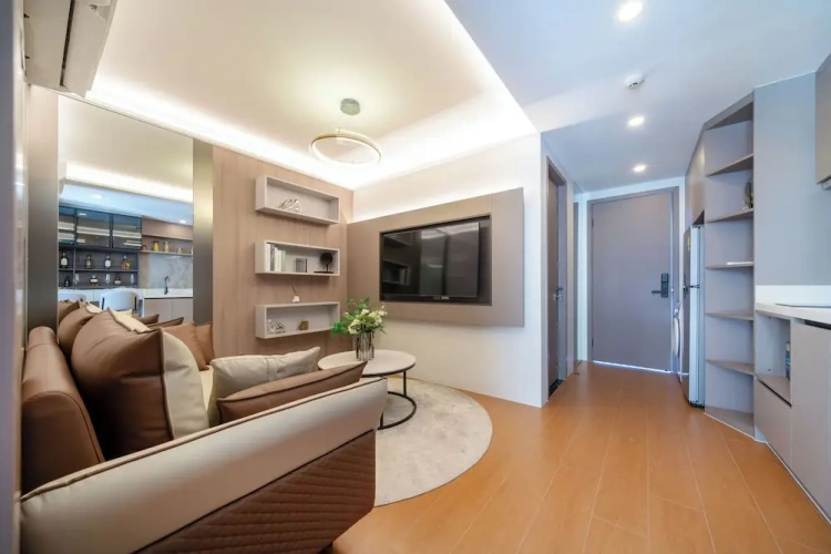 Suite with pool view