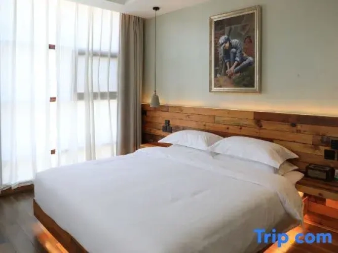 Suite with courtyard view