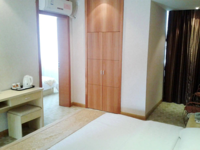 Nanning Hawks Holiday Hotel
