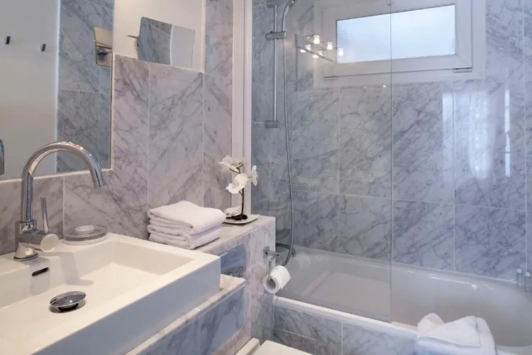Superior Twin room with street view