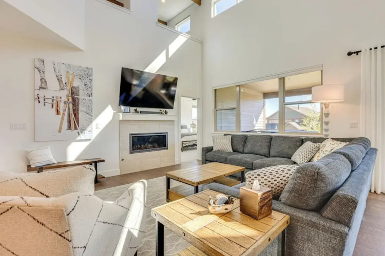 Furnished Deck & Hot Tub: Chic Granby Home!