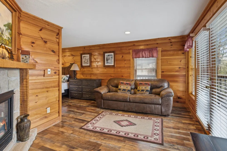 Golf View 2 Bedroom Cabin by RedAwning