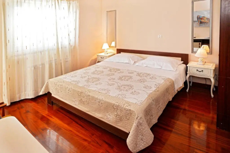 Villa 4US with pool,near Split and sea