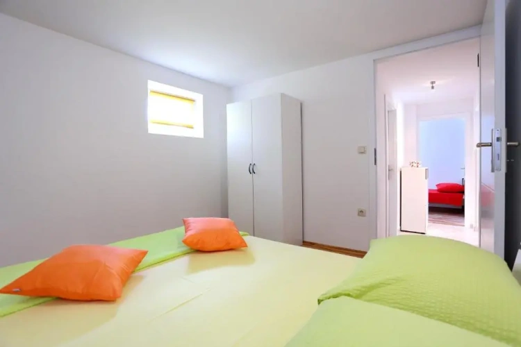 2 Bedrooms Basement Apartment with garden view