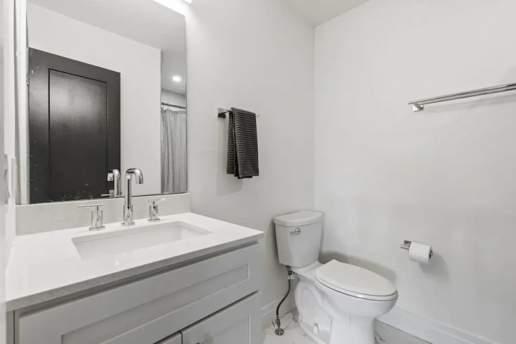 2 Bedrooms Comfort room