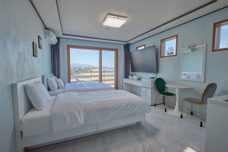 Standard Twin room with balcony and with ocean view