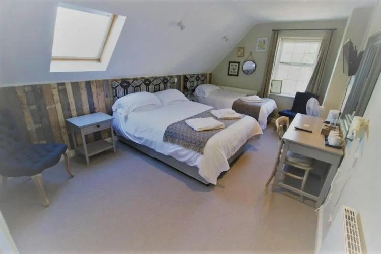 Standard Triple room