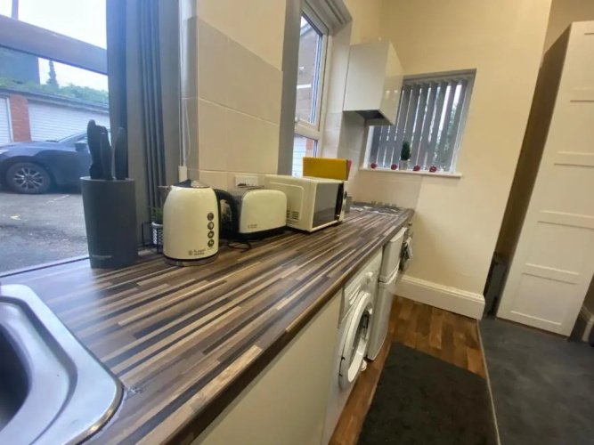 Modern studio apartment - great location!