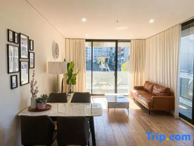 Stunning 2 Bedroom Apt at Waterloo