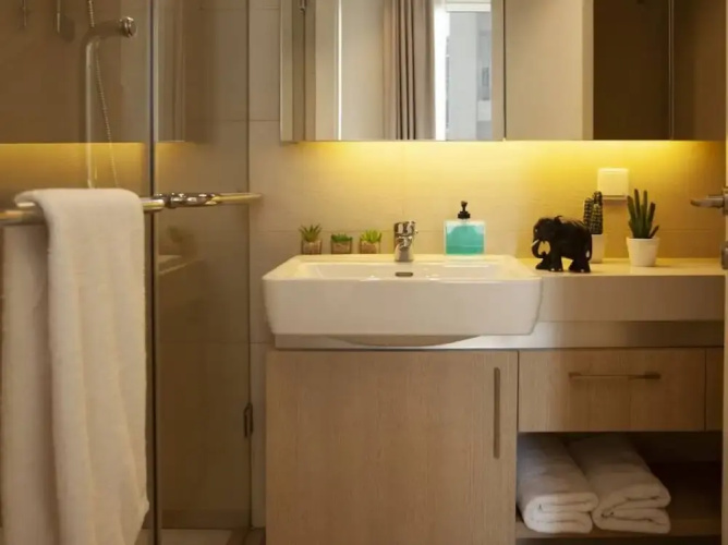 Comfy - 1BR Apt W Pool & Gym in Gemmayze