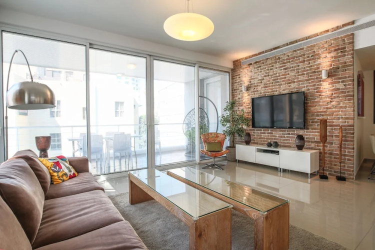 High Standard Seaside Apartment w/ Parking