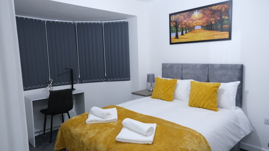Manchester Entire 3-bed House, Sleeps 5 w/ Parking