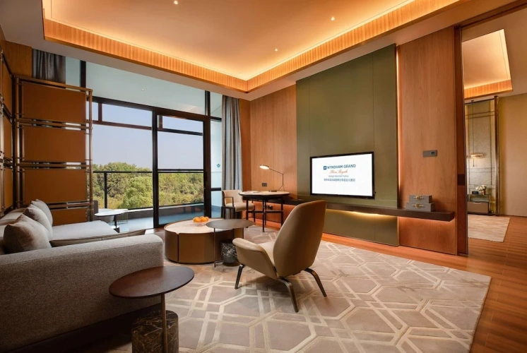 Deluxe Double Suite with lake view
