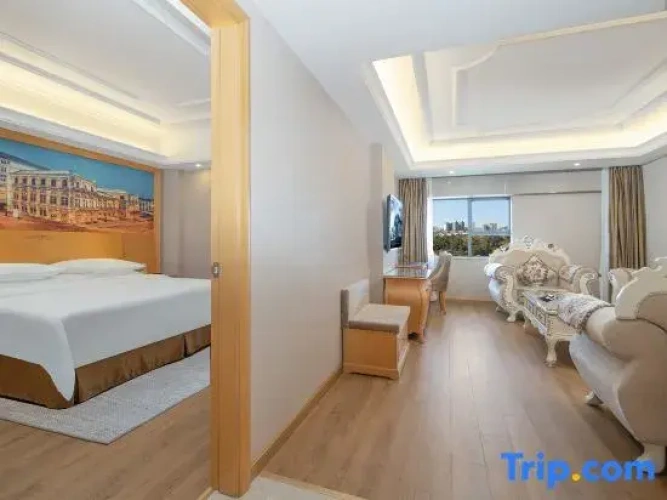 Deluxe Double Suite with street view