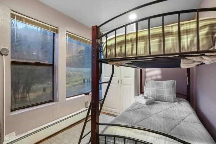 Ski In, Ski Out! 3 BDR Steps From Stagecoach Lift