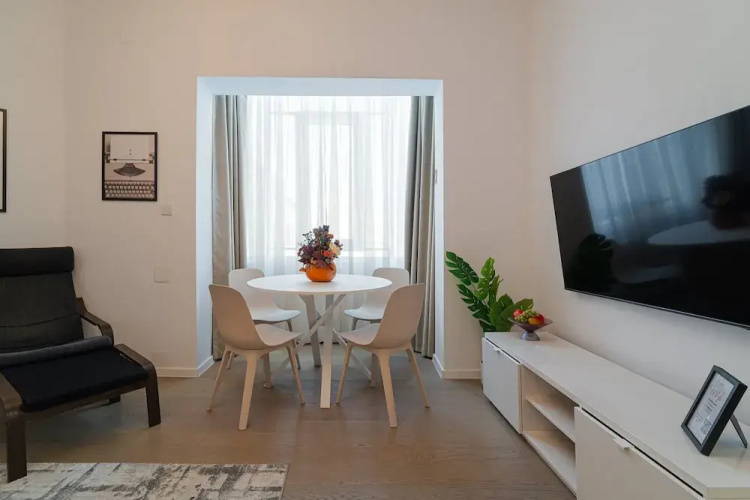 Charming 2BR Apartment - Steps to Romanian Athenaeum