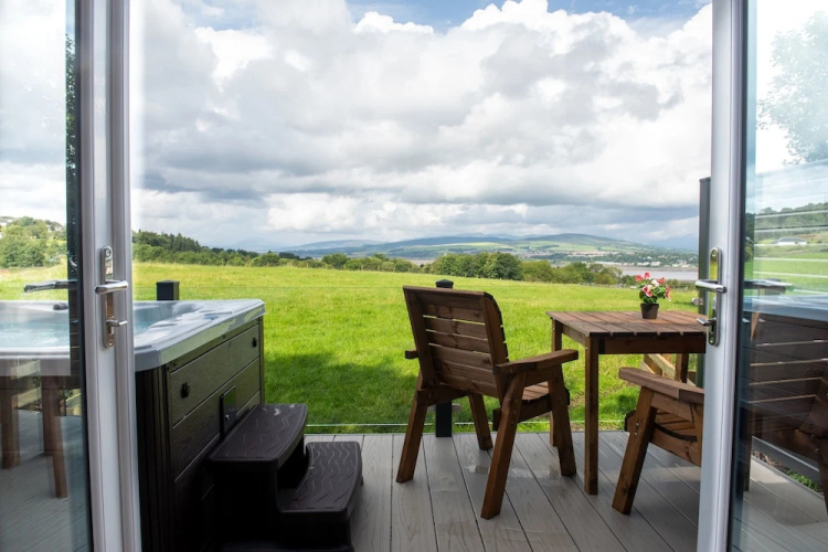Super King Lodge-sleeps 2-hottub-sea View