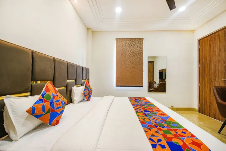 Fabhotel Globe Inn