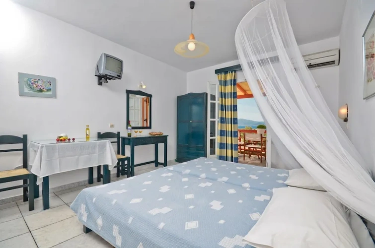 Studio with balcony and with sea view