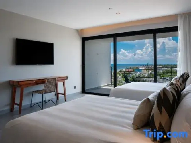 2 Bedrooms Presidential Penthouse Resort Residence with balcony