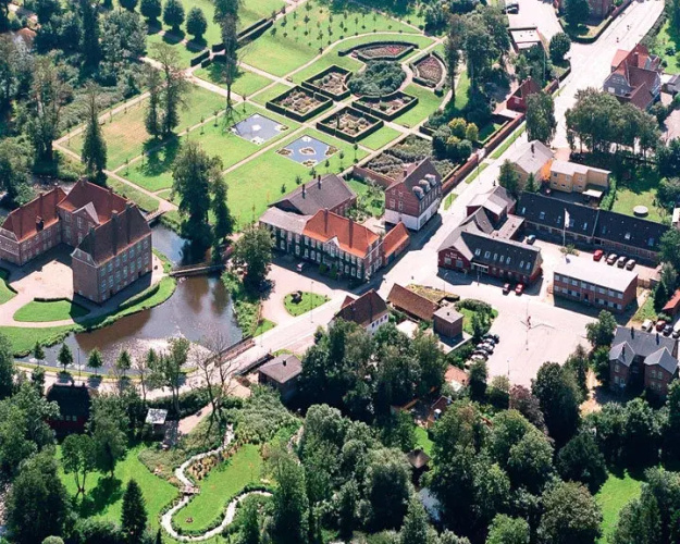 Den Gamle Kro, Gram