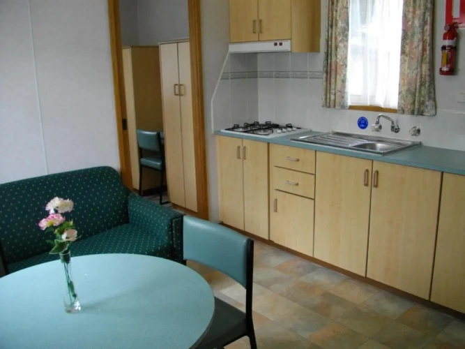 2 Bedrooms Bungalow