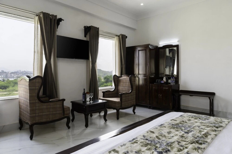 Revaas Hotel