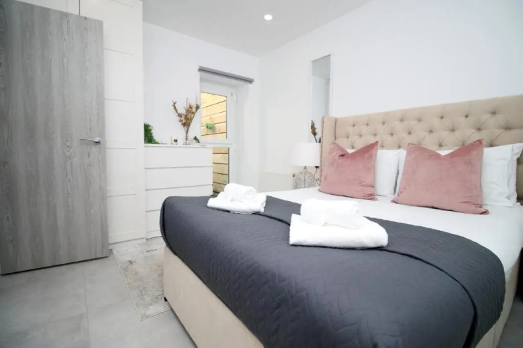 NEW Spacious 2 Bed Getaway - Private Courtyard! - Underfloor Heating