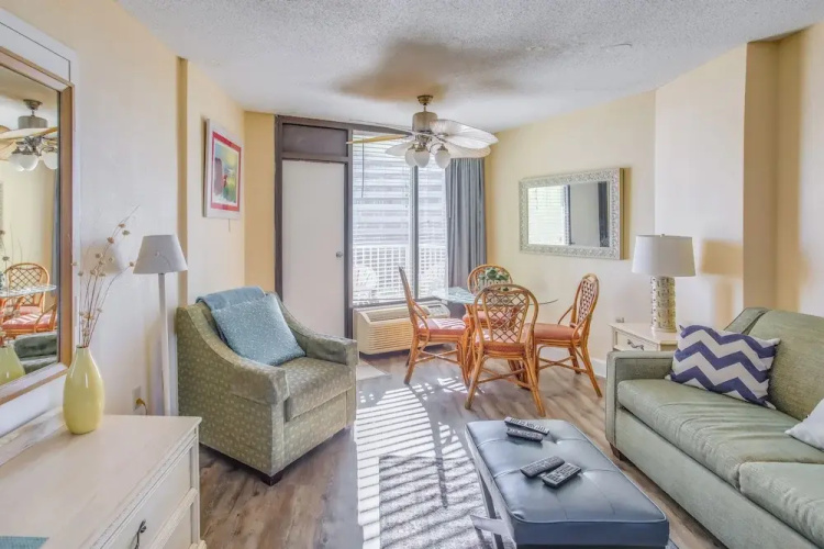 Beachfront Condo w/ Balcony & Pool in Myrtle Beach
