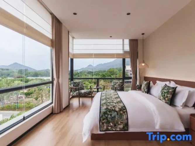 5 Bedrooms Villa