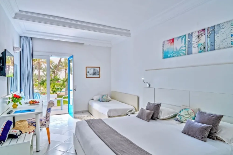 Standard Triple room with partial sea view
