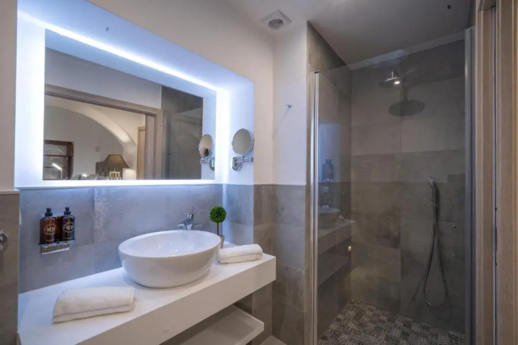 Eleven, Boutique luxury house & garden