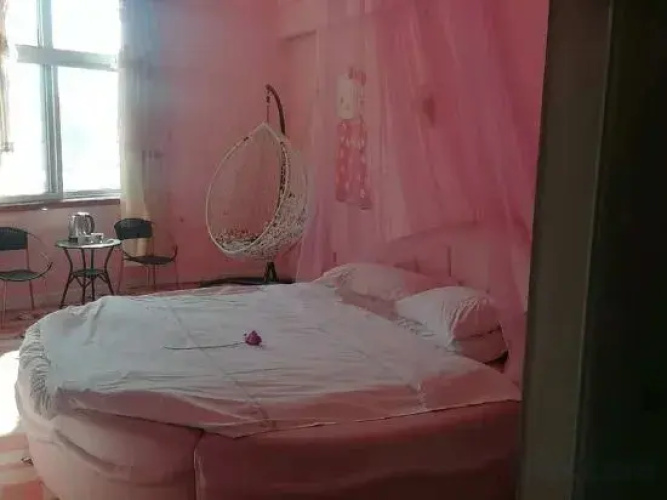 Qixian Lafeng Theme Hotel