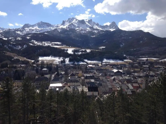 Petit cocon plein sud vue montagnes Lesclesdenicole