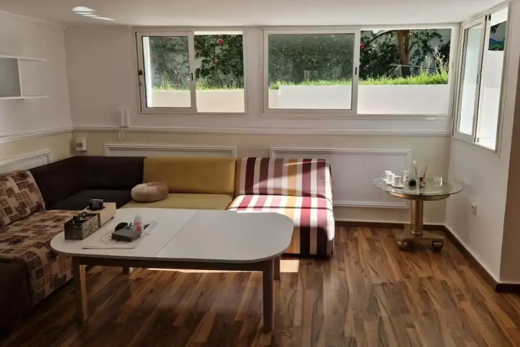 2 Bed Villa, Sleeps 4 - Garden, Wifi, Parking